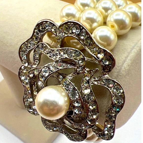 Vintage-Inspired Faux Pearl & Rhinestone Flower Bracelet B1 - Picture 5 of 7